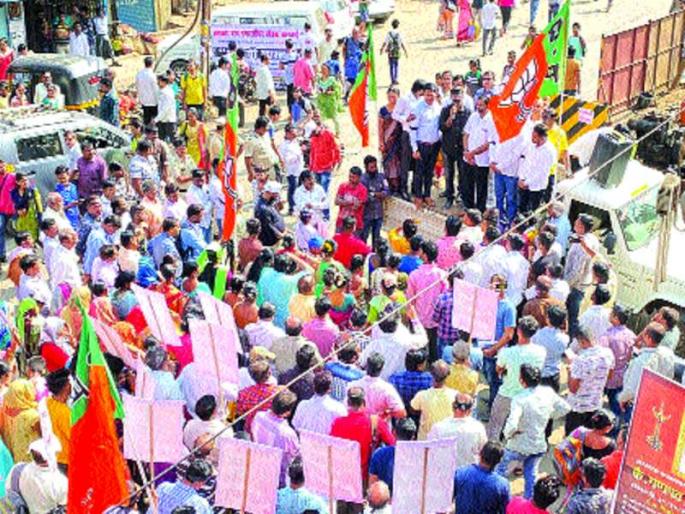 A human chain in the lamp against road widening; Opposed to municipal action | रस्ता रुंदीकरणाविरोधात दिव्यात मानवी साखळी; महापालिकेच्या कारवाई केला विरोध A human chain in the lamp against road widening; Opposed to municipal action | रस्ता रुंदीकरणाविरोधात दिव्यात मानवी साखळी; महापालिकेच्या कारवाई केला विरोध