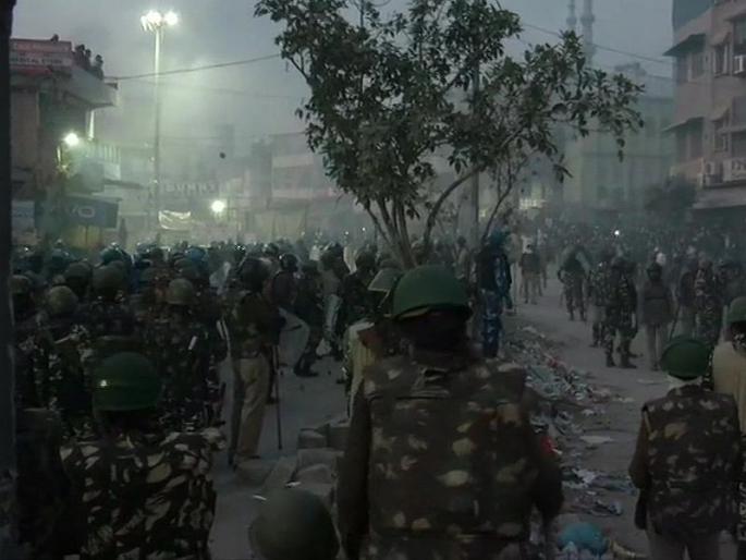 Delhi Violence : The Central Government has directed the police to fire at the violence area in Delhi. | Delhi Violence : हिंसाचार करणाऱ्यांना दिसता क्षणीच गोळ्या घाला; सरकारचे आदेश