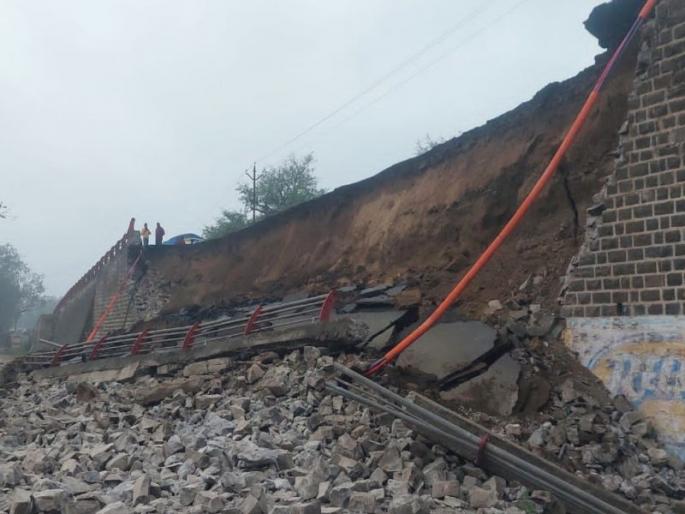 Rail over bridge on Indore-Pune highway in Manmad collapsed; Traffic diverted | मनमाडमधील इंदोर-पुणे महामार्गावरील रेल्वे ओव्हर ब्रिजचा कठडा खचला; वाहतूक वळविली Rail over bridge on Indore-Pune highway in Manmad collapsed; Traffic diverted | मनमाडमधील इंदोर-पुणे महामार्गावरील रेल्वे ओव्हर ब्रिजचा कठडा खचला; वाहतूक वळविली