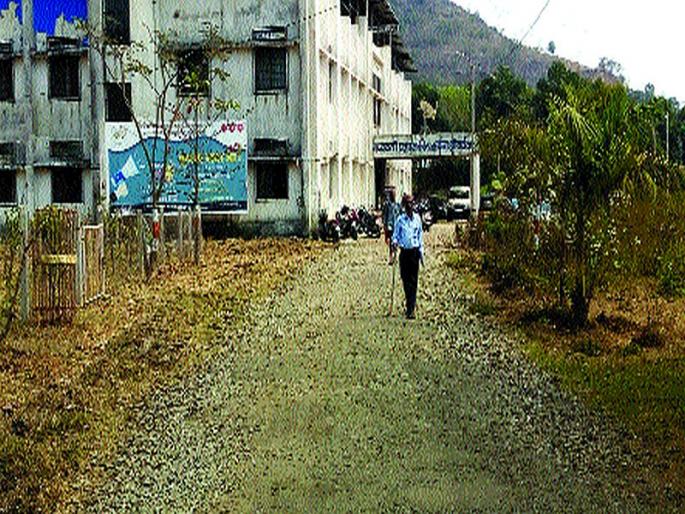 Road misery of Shrivardhan province office; Drivers have to workout | श्रीवर्धन प्रांत कार्यालयाच्या रस्त्याची दुर्दशा; वाहनचालकांना करावी लागतेय कसरत Road misery of Shrivardhan province office; Drivers have to workout | श्रीवर्धन प्रांत कार्यालयाच्या रस्त्याची दुर्दशा; वाहनचालकांना करावी लागतेय कसरत