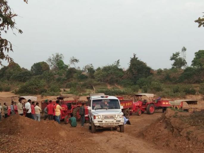 Seven tractors of sand theft seized; Action on Bodli Sandstone | रेती चोरी करणारे सात ट्रॅक्टर जप्त; बोदली रेतीघाटावरची कारवाई
