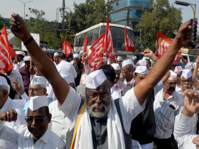 Pensioners on the streets shouting slogans like 'Jawab Do' in nashik | जवाब दो, असा नारा देत पेन्शन धारक रस्त्यावर Pensioners on the streets shouting slogans like 'Jawab Do' in nashik | जवाब दो, असा नारा देत पेन्शन धारक रस्त्यावर