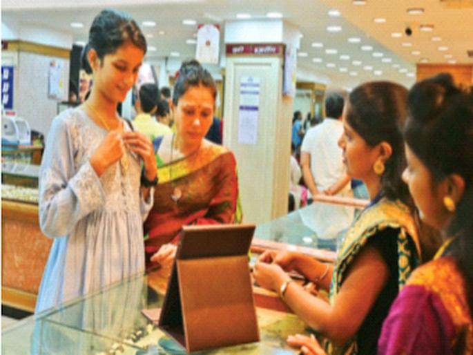 Gold and silver sales in Mumbai crossed the figure of 1200 to 1500 crores. | रांगा लावून घेतले १५०० काेटींचे साेने; सराफ बाजारावर लक्ष्मी प्रसन्न, ग्राहकांची झुंबड Gold and silver sales in Mumbai crossed the figure of 1200 to 1500 crores. | रांगा लावून घेतले १५०० काेटींचे साेने; सराफ बाजारावर लक्ष्मी प्रसन्न, ग्राहकांची झुंबड
