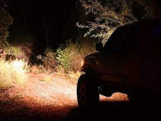 Hit the khaki! Attempt to put a four-wheeler on a police officer | धक्कादायक ! पोलीस कर्मचाऱ्याच्या अंगावर चारचाकी घालण्याचा प्रयत्न