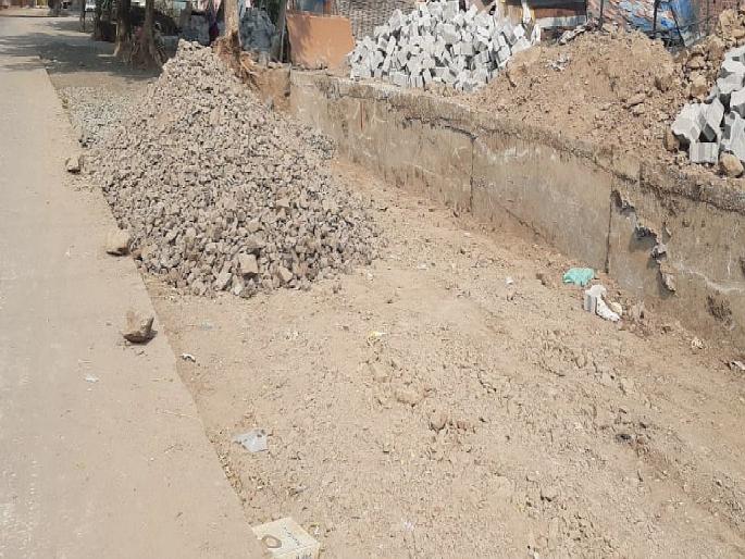 a contractor theft cement concrete after the iron rods; slap in the face of PWD | कंत्राटदाराने सळाखीनंतर सिमेंट काँक्रिटही गिळलं; सार्वजनिक बांधकाम विभागाच्या डोळ्यावर झापड a contractor theft cement concrete after the iron rods; slap in the face of PWD | कंत्राटदाराने सळाखीनंतर सिमेंट काँक्रिटही गिळलं; सार्वजनिक बांधकाम विभागाच्या डोळ्यावर झापड
