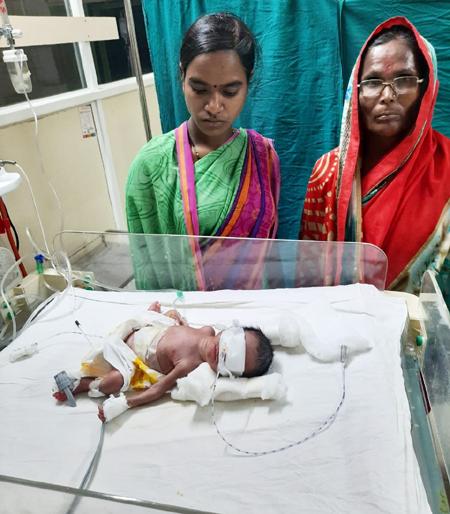 The khaki who got the police beat him to save his grandson ... | नातवाला वाचविण्यासाठी पोलिसांचा मार सहन करणाºया आजोबांना ‘खाकी’नेच मिळवून दिले रक्त...