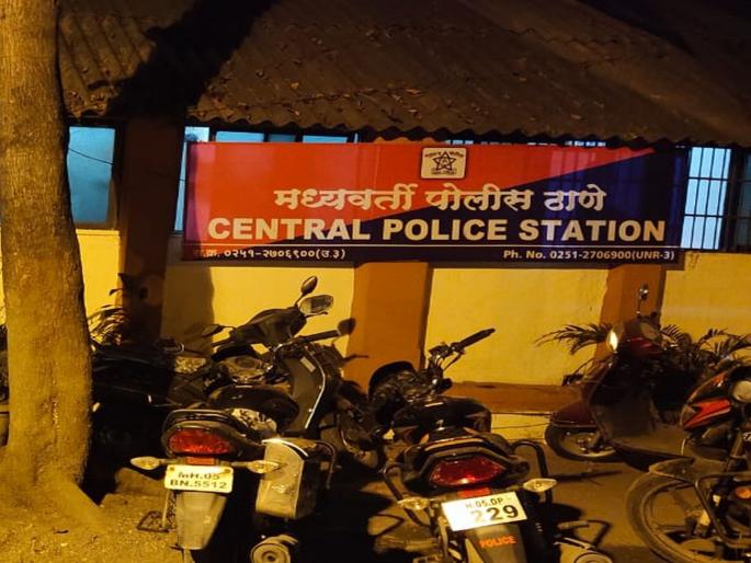 Ulhasnagar Central Police under suspicion; Yuvraj Bhadane has been absconding for the last two months | उल्हासनगर मध्यवर्ती पोलिसच संशयाच्या फेऱ्यात; गेल्या दोन महिन्यांपासून युवराज भदाणे फरार Ulhasnagar Central Police under suspicion; Yuvraj Bhadane has been absconding for the last two months | उल्हासनगर मध्यवर्ती पोलिसच संशयाच्या फेऱ्यात; गेल्या दोन महिन्यांपासून युवराज भदाणे फरार