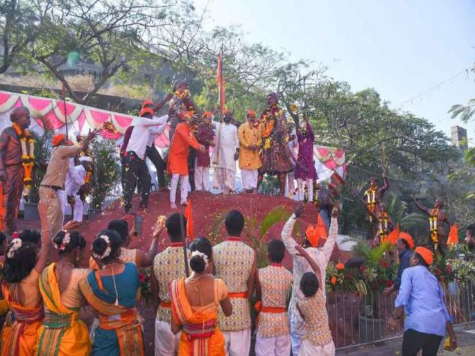 Fadnavis will take the state forward with Shiv thoughts | ऐतिहासिक समूह शिल्पावर पुष्पवृष्टी; जेजुरी गडावर शिवजयंती साजरी Fadnavis will take the state forward with Shiv thoughts | ऐतिहासिक समूह शिल्पावर पुष्पवृष्टी; जेजुरी गडावर शिवजयंती साजरी