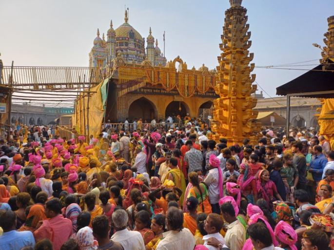 A shout of Yelkot Yelkot Jai Malhar Lakhs of devotees at the feet of Khanderaya on the occasion of Champashashti | 'येळकोट येळकोट जय मल्हार’ चा जयघोष; चंपाषष्ठीनिमित्त लाखो भाविक खंडेरायाच्या चरणी A shout of Yelkot Yelkot Jai Malhar Lakhs of devotees at the feet of Khanderaya on the occasion of Champashashti | 'येळकोट येळकोट जय मल्हार’ चा जयघोष; चंपाषष्ठीनिमित्त लाखो भाविक खंडेरायाच्या चरणी