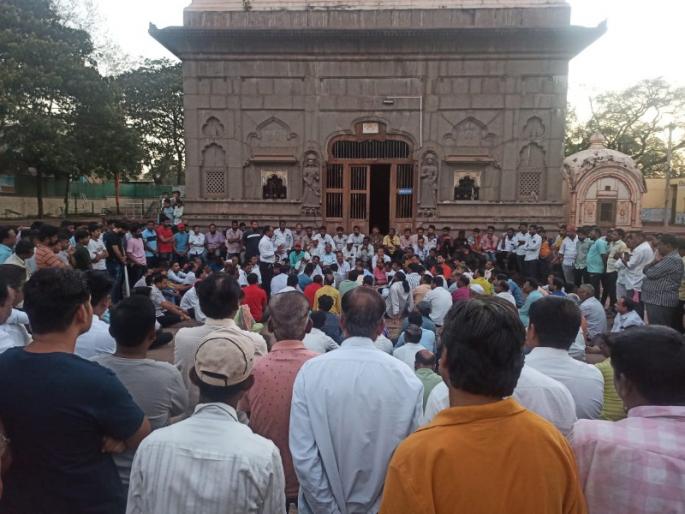 Jejuri angry opposition of Jejuris to new trustees agitation started | Jejuri Agitation: जेजुरी संतप्त, नवीन विश्वस्तांना जेजुरीकरांचा विरोध, आंदोलनाला सुरुवात Jejuri angry opposition of Jejuris to new trustees agitation started | Jejuri Agitation: जेजुरी संतप्त, नवीन विश्वस्तांना जेजुरीकरांचा विरोध, आंदोलनाला सुरुवात