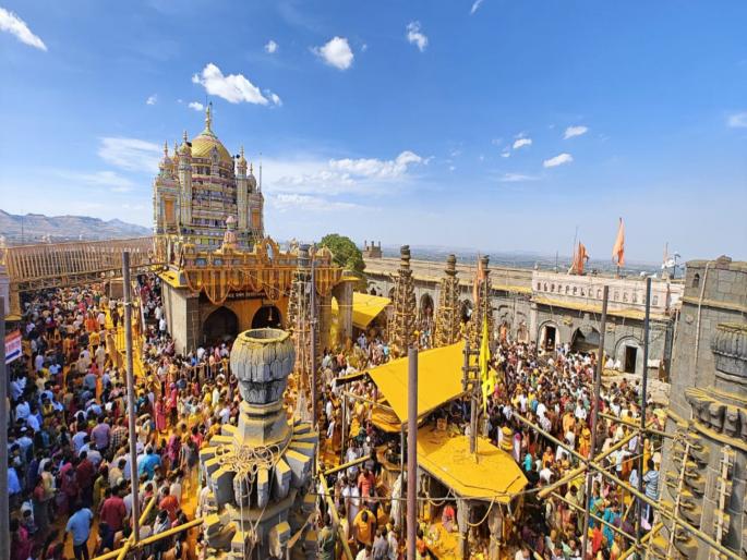 Yelkot Yelkot Jai Malhar! Bursting of Bhandara coconut on Jejuri, lakhs of devotees took darshan | येळकोट येळकोट जय मल्हार! जेजुरीवर भंडारा खोबऱ्याची उधळण, लाखो भाविकांनी घेतले खंडेरायाचे दर्शन Yelkot Yelkot Jai Malhar! Bursting of Bhandara coconut on Jejuri, lakhs of devotees took darshan | येळकोट येळकोट जय मल्हार! जेजुरीवर भंडारा खोबऱ्याची उधळण, लाखो भाविकांनी घेतले खंडेरायाचे दर्शन