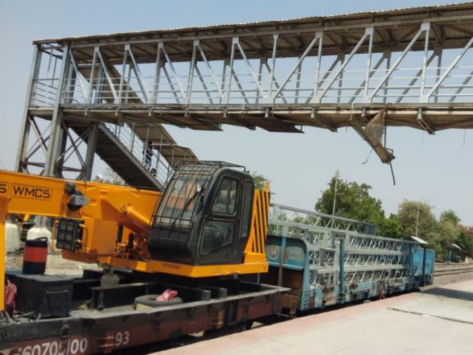Crane crushed to a pedestrian flyover at Jejuri | जेजुरी रेल्वेस्थानकात पादचारी पुलाला क्रेन घासली : दोन महिला प्रवासी जखमी Crane crushed to a pedestrian flyover at Jejuri | जेजुरी रेल्वेस्थानकात पादचारी पुलाला क्रेन घासली : दोन महिला प्रवासी जखमी
