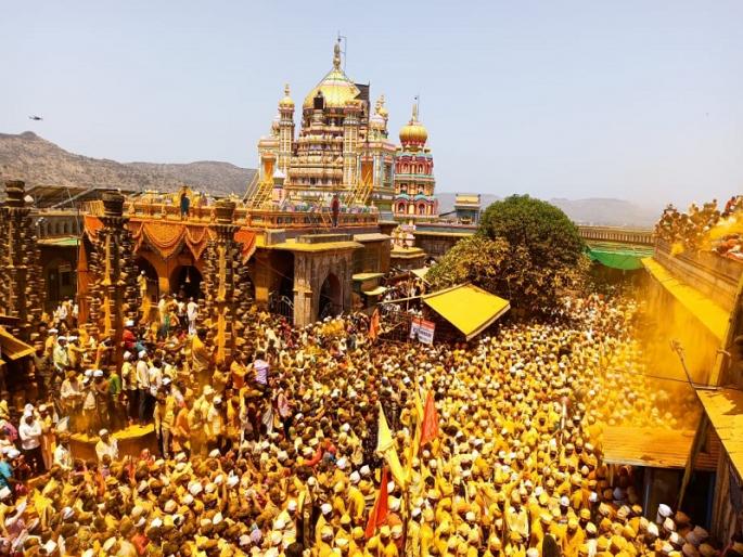 huge crowd of devotees in Jejuri samavati amavasya jejuri khandoba yatra | येळकोट येळकोट जय मल्हार! भंडारा अन् खोबऱ्याच्या उधळणीत न्हाऊन गेली जेजुरी huge crowd of devotees in Jejuri samavati amavasya jejuri khandoba yatra | येळकोट येळकोट जय मल्हार! भंडारा अन् खोबऱ्याच्या उधळणीत न्हाऊन गेली जेजुरी