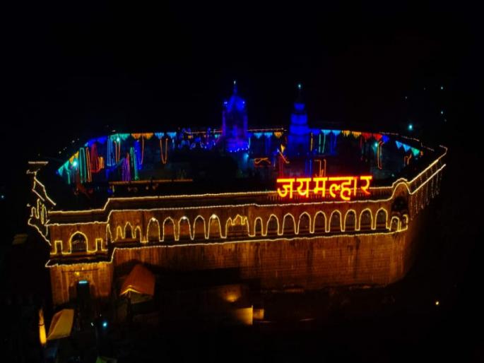 Jai malhar on the occasion of dussehra, khandoba's Jejuri fort was illuminated with electric lights | जय मल्हार! दसऱ्यानिमित्ताने खंडोबाचा जेजुरी गड विद्युत रोषणाईने उजाळला