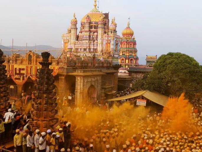 thousands of devotees throng jejuri on the occasion of somvati yatra | सोमवती यात्रेनिमित्त जेजुरीत हजारो भाविकांची गर्दी thousands of devotees throng jejuri on the occasion of somvati yatra | सोमवती यात्रेनिमित्त जेजुरीत हजारो भाविकांची गर्दी