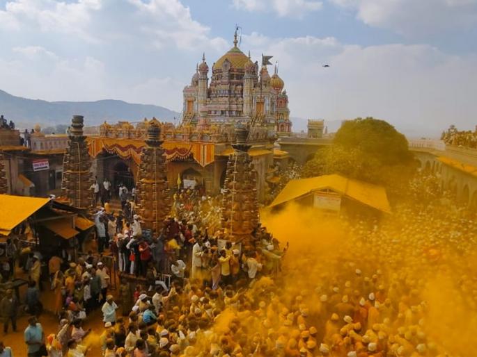 Lakhs of devotees attend Jejuri on the occasion of Somvati Amavasya | Video: येळकोट येळकोट जय मल्हार! सोमवती अमावास्येनिमित्त जेजुरीत लाखो भाविकांची हजेरी Lakhs of devotees attend Jejuri on the occasion of Somvati Amavasya | Video: येळकोट येळकोट जय मल्हार! सोमवती अमावास्येनिमित्त जेजुरीत लाखो भाविकांची हजेरी