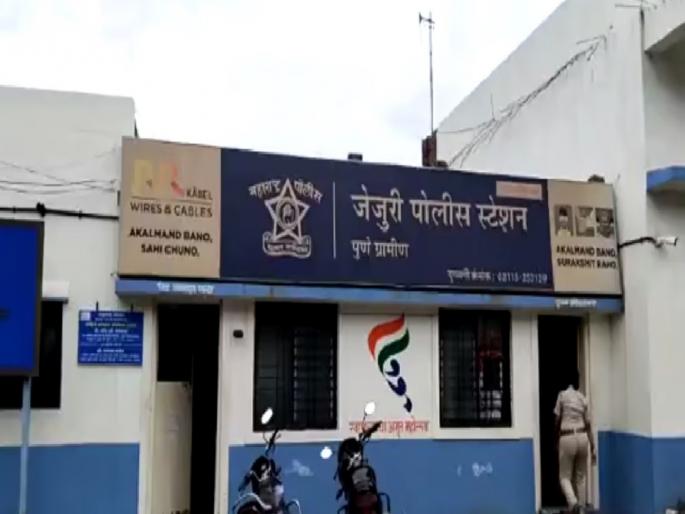 'Give me 5 lakhs in 8 days', case of kidnapping for ransom registered against the head of the Jejuri Shinde group's Yuva Sena | '८ दिवसात ५ लाख दे', जेजुरी शिंदे गटाच्या युवासेना प्रमुखावर खंडणी अपहरणाचा गुन्हा दाखल 'Give me 5 lakhs in 8 days', case of kidnapping for ransom registered against the head of the Jejuri Shinde group's Yuva Sena | '८ दिवसात ५ लाख दे', जेजुरी शिंदे गटाच्या युवासेना प्रमुखावर खंडणी अपहरणाचा गुन्हा दाखल