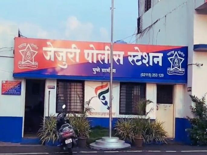 Role of closing liquor shops Sarpanch threatened with gun, incident in Purandar taluka | दारू अड्डा बंद करण्याची भूमिका; सरपंचांना बंदूकीचा धाक दाखवत धमकावले, पुरंदर तालुक्यातील घटना Role of closing liquor shops Sarpanch threatened with gun, incident in Purandar taluka | दारू अड्डा बंद करण्याची भूमिका; सरपंचांना बंदूकीचा धाक दाखवत धमकावले, पुरंदर तालुक्यातील घटना