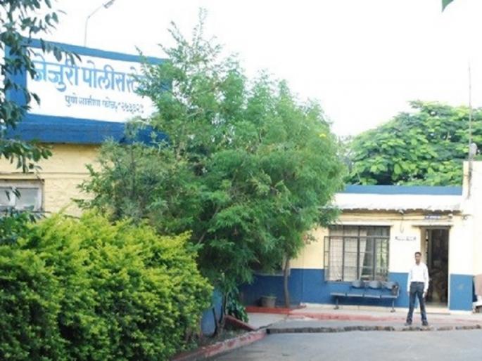 Armed clashes between two groups in Jejuri, five injured; Both were arrested by the police | Jejuri News | जेजुरीत दोन गटांत सशस्त्र मारामारी, पाच जण गंभीर; पोलिसांकडून दोघांना केली अटक Armed clashes between two groups in Jejuri, five injured; Both were arrested by the police | Jejuri News | जेजुरीत दोन गटांत सशस्त्र मारामारी, पाच जण गंभीर; पोलिसांकडून दोघांना केली अटक