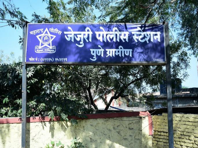 In Latur, the Jejuri police caught the absconding accused of stealing and stabbing him with a coyote | Pune: लातूरमध्ये कोयत्याने वार करून चोरी, फरार आरोपीच्या जेजुरी पोलिसांनी आवळल्या मुसक्या In Latur, the Jejuri police caught the absconding accused of stealing and stabbing him with a coyote | Pune: लातूरमध्ये कोयत्याने वार करून चोरी, फरार आरोपीच्या जेजुरी पोलिसांनी आवळल्या मुसक्या