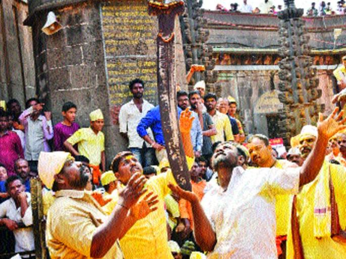 Jejuri was dressed for 18 hours as a Mardani Dasara | जेजुरीत रंगला तब्बल १८ तास मर्दानी दसरा Jejuri was dressed for 18 hours as a Mardani Dasara | जेजुरीत रंगला तब्बल १८ तास मर्दानी दसरा