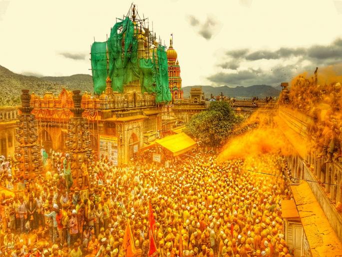 3 lakh devotees in Jejuri, 'Yelkot Yelkot Jay Malhar', praising Bhandara-Khob | जेजुरीत ३ लाख भाविक, ‘येळकोट येळकोट जय मल्हार’चा जयघोष करीत, भंडारा-खोब-याची उधळण