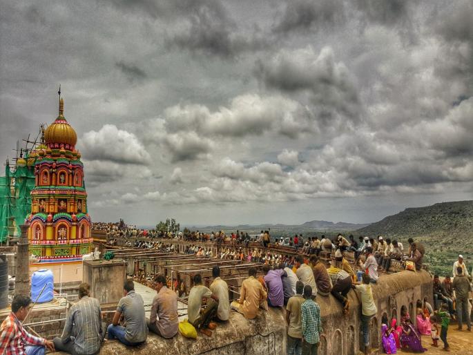 380 steps of the Jejuri gad leading up by pair | वधूला उचलून नवदाम्पत्याने केल्या जेजुरी गडाच्या ३८० पायऱ्या सर...! 380 steps of the Jejuri gad leading up by pair | वधूला उचलून नवदाम्पत्याने केल्या जेजुरी गडाच्या ३८० पायऱ्या सर...!