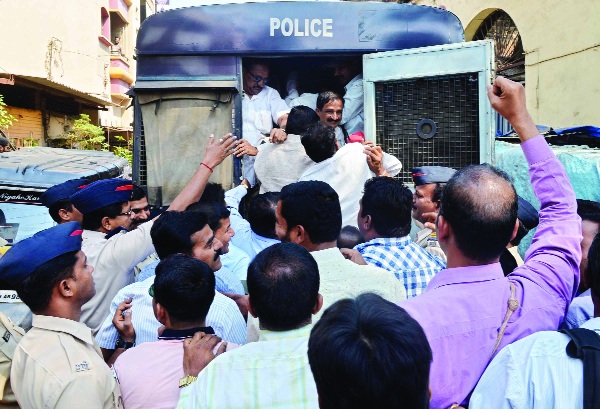  Admit pending demands of teachers 'jail bharo' in Kolhapur: ... Otherwise, boycott of the XII examination | कोल्हापुरात शिक्षकांचे ‘जेल भरो’ प्रलंबित मागण्या मान्य करा : ...अन्यथा बारावी परीक्षेच्या कामकाजावर बहिष्कार