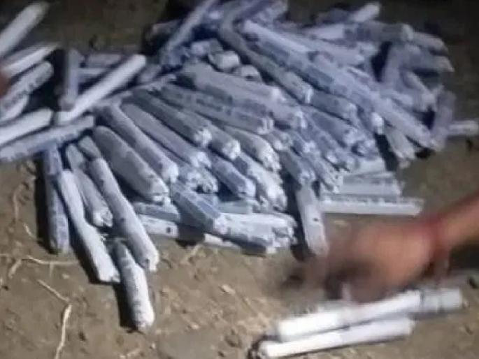Gelatin stalks found on a tractor in Mandangad Ratnagiri | खळबळजनक! मंडणगडात ट्रॅक्टरवर सापडल्या जिलेटीनच्या कांड्या Gelatin stalks found on a tractor in Mandangad Ratnagiri | खळबळजनक! मंडणगडात ट्रॅक्टरवर सापडल्या जिलेटीनच्या कांड्या