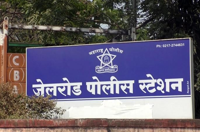 An assistant police inspector from Solapur was caught demanding a bribe of Rs 1,500 | १५०० रूपयाची लाच मागणाऱ्या सोलापुरातील सहाय्यक पोलिस निरीक्षकास पकडले