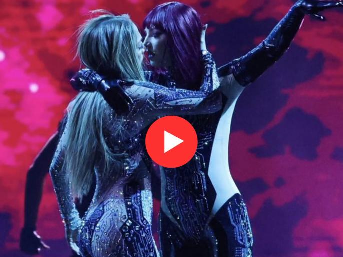Jennifer Lopez hot video kissed background dancers of girl and boys one after the other on stage | ना पुरुष पाहिला, ना स्त्री...! जेनिफर लोपेझने भर स्टेजवर एकामागोमाग एक तीन जणांना केले किस Jennifer Lopez hot video kissed background dancers of girl and boys one after the other on stage | ना पुरुष पाहिला, ना स्त्री...! जेनिफर लोपेझने भर स्टेजवर एकामागोमाग एक तीन जणांना केले किस