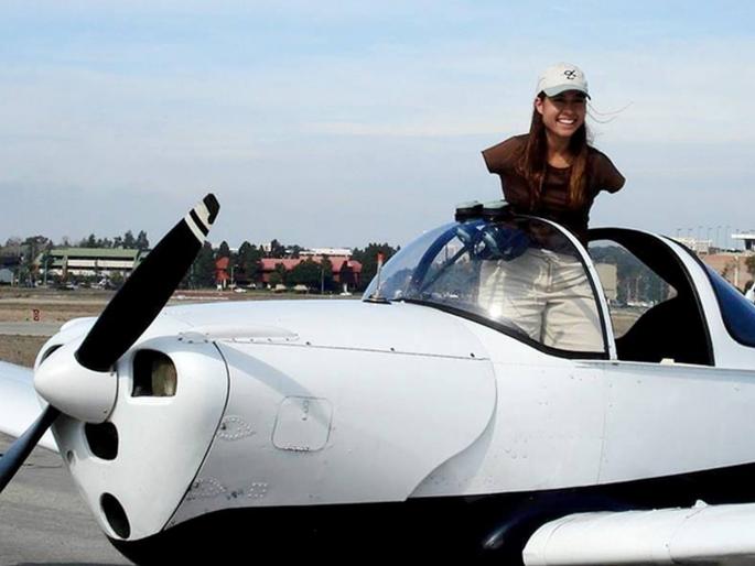 Jessica Cox worlds first licensed Armless pilot and she is Guinness world record holder | जबरदस्त! भेटा जेसिकाला जी पायांनी उडवते विमान, स्कूबा डायविंग अन् घोडेस्वारीचीही आवड!  Jessica Cox worlds first licensed Armless pilot and she is Guinness world record holder | जबरदस्त! भेटा जेसिकाला जी पायांनी उडवते विमान, स्कूबा डायविंग अन् घोडेस्वारीचीही आवड!
