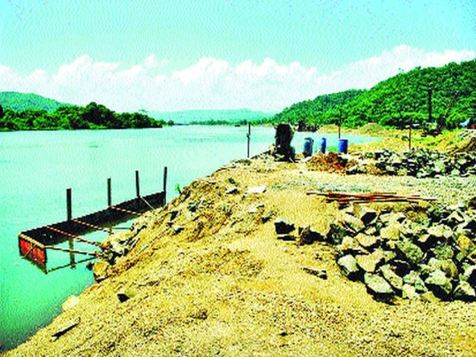 Construction of jetty by slaughtering mudslide | खारफुटीची कत्तल करून जेट्टीचे बांधकाम Construction of jetty by slaughtering mudslide | खारफुटीची कत्तल करून जेट्टीचे बांधकाम