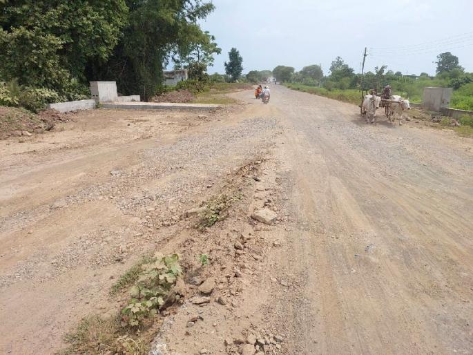 Eighteen crores payment for 12 km highway, defrauding the government by withdrawing payment without work | १२ किमीच्या महामार्गात अठरा कोटींचे घबाड, काम न करताच देयक काढून शासनाला लावला चुना Eighteen crores payment for 12 km highway, defrauding the government by withdrawing payment without work | १२ किमीच्या महामार्गात अठरा कोटींचे घबाड, काम न करताच देयक काढून शासनाला लावला चुना