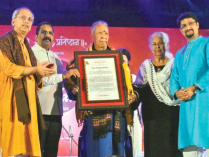 90 flute players played Rambhakti tunes; Lifetime Achievement Award to Pandit Hariprasad Chaurasia | ९० बासरी कलाकारांनी छेडले रामभक्तीचे सूर; पंडित हरिप्रसाद चौरसियांना जीवनगौरव पुरस्कार 90 flute players played Rambhakti tunes; Lifetime Achievement Award to Pandit Hariprasad Chaurasia | ९० बासरी कलाकारांनी छेडले रामभक्तीचे सूर; पंडित हरिप्रसाद चौरसियांना जीवनगौरव पुरस्कार