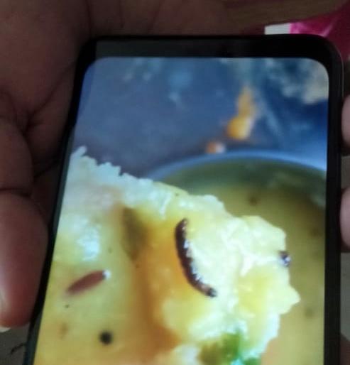 Larvae at meal at Shivaji University Corona Care Center | शिवाजी विद्यापीठ कोरोना केअर सेंटरमध्ये जेवणात अळ्या