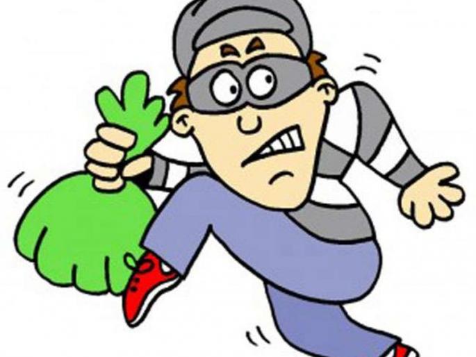 Giving hundred rupees, jewelery looted from the old man | शंभर रुपये देऊन वृद्धेकडील दागिने पळविले Giving hundred rupees, jewelery looted from the old man | शंभर रुपये देऊन वृद्धेकडील दागिने पळविले