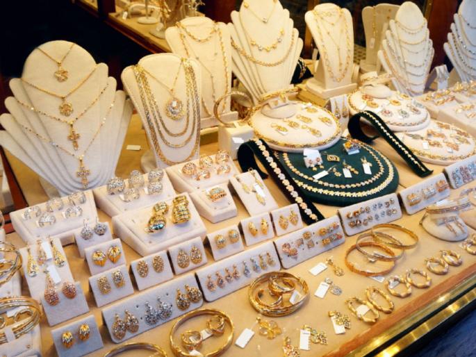 The theft of jewelery worth 29 lakhs by breaking the shutters of the shop CCTV cameras were broken and DVRs were also stolen | दुकानाचे शटर उचकटून २९ लाखांच्या दागिन्यांची चोरी; सीसीटीव्ही कॅमेरे तोडून डीव्हीआर देखील पळवला The theft of jewelery worth 29 lakhs by breaking the shutters of the shop CCTV cameras were broken and DVRs were also stolen | दुकानाचे शटर उचकटून २९ लाखांच्या दागिन्यांची चोरी; सीसीटीव्ही कॅमेरे तोडून डीव्हीआर देखील पळवला