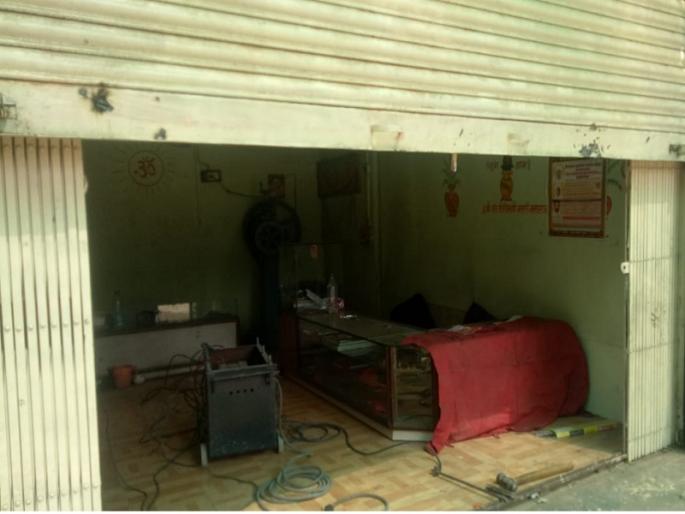 In Parali, thieves broke three shops in the jewelry market | परळीत चोरट्यांनी सराफा मार्केटमधील तीन दुकाने फोडली In Parali, thieves broke three shops in the jewelry market | परळीत चोरट्यांनी सराफा मार्केटमधील तीन दुकाने फोडली