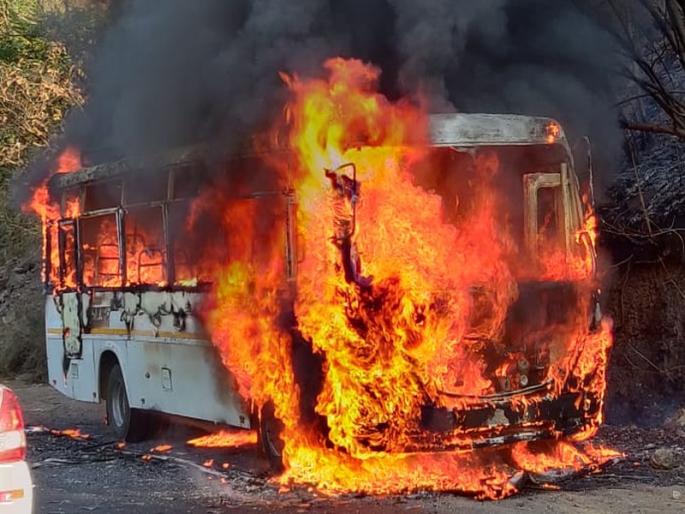 Private bus caught fire in Pasrani Ghat on Vai-Pachgani Road; Fortunately there is no loss of life | वाई- पाचगणी रस्त्यावर पसरणी घाटात खाजगी बस पेटली; सुदैवाने जीवितहानी नाही Private bus caught fire in Pasrani Ghat on Vai-Pachgani Road; Fortunately there is no loss of life | वाई- पाचगणी रस्त्यावर पसरणी घाटात खाजगी बस पेटली; सुदैवाने जीवितहानी नाही