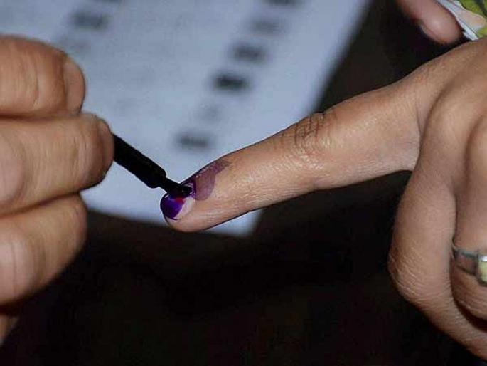 Maharashtra Election 2019: Rain caused mud at the polling booth, while some of the machines failed | पावसामुळे मतदान केंद्रात चिखल, तर काही मशीनमध्ये झाला बिघाड Maharashtra Election 2019: Rain caused mud at the polling booth, while some of the machines failed | पावसामुळे मतदान केंद्रात चिखल, तर काही मशीनमध्ये झाला बिघाड