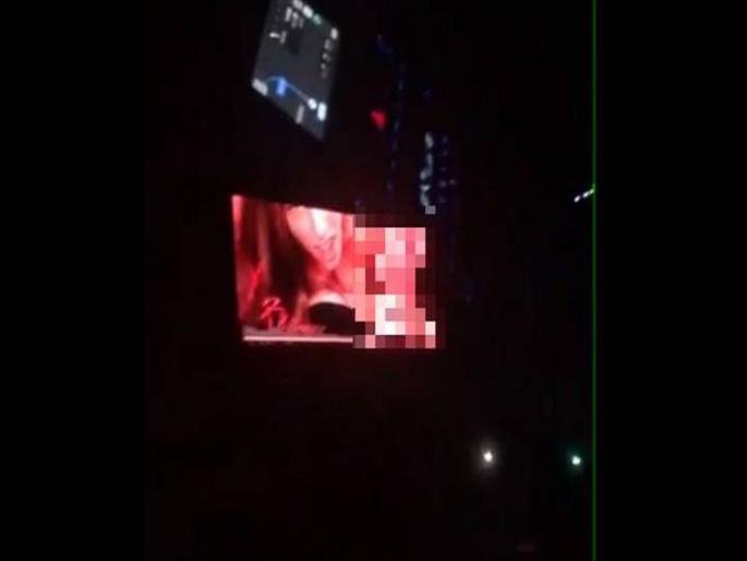 porn clip played on digital billboards of highway for 20 minutes | डिजिटल होर्डिंगवर लागली पॉर्न क्लीप; 20 मिनिटे हायवेवर उडाली खळबळ porn clip played on digital billboards of highway for 20 minutes | डिजिटल होर्डिंगवर लागली पॉर्न क्लीप; 20 मिनिटे हायवेवर उडाली खळबळ