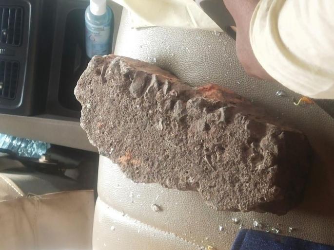 stone pelting on vehicles in JP Nadda's convoy; Thrown blocks concrete in West Bengal | कैलास विजयवर्गीय बचावले; काच तोडून आतमध्ये घुसला फेकलेला दगड stone pelting on vehicles in JP Nadda's convoy; Thrown blocks concrete in West Bengal | कैलास विजयवर्गीय बचावले; काच तोडून आतमध्ये घुसला फेकलेला दगड