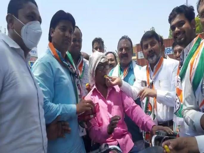 After NCP leader Eknath Khadse was given a chance in the Legislative Council, his supporters expressed happiness. | एकनाथ खडसेंना विधानपरिषदेची संधी; जळगावात समर्थकांनी फटाके फोडले, पेढेही वाटले! After NCP leader Eknath Khadse was given a chance in the Legislative Council, his supporters expressed happiness. | एकनाथ खडसेंना विधानपरिषदेची संधी; जळगावात समर्थकांनी फटाके फोडले, पेढेही वाटले!