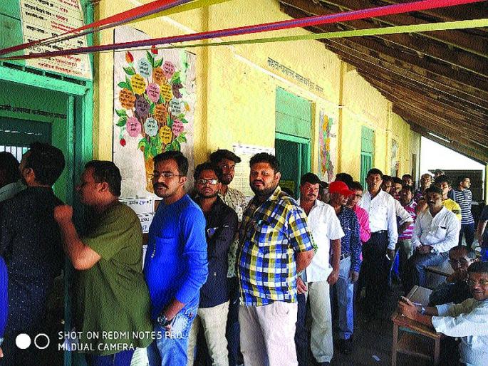 Maharashtra Election 2019: Voters' enthusiasm for voting mhaslyat citizens | म्हसळ्यात नागरिकांमध्ये मतदानाचा उत्साह Maharashtra Election 2019: Voters' enthusiasm for voting mhaslyat citizens | म्हसळ्यात नागरिकांमध्ये मतदानाचा उत्साह