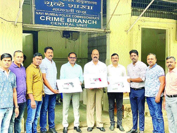 Three fake handguns seized from crime branch in Panvel | पनवेलमध्ये गुन्हे शाखेकडून देशी बनावटीची तीन पिस्तूल जप्त Three fake handguns seized from crime branch in Panvel | पनवेलमध्ये गुन्हे शाखेकडून देशी बनावटीची तीन पिस्तूल जप्त