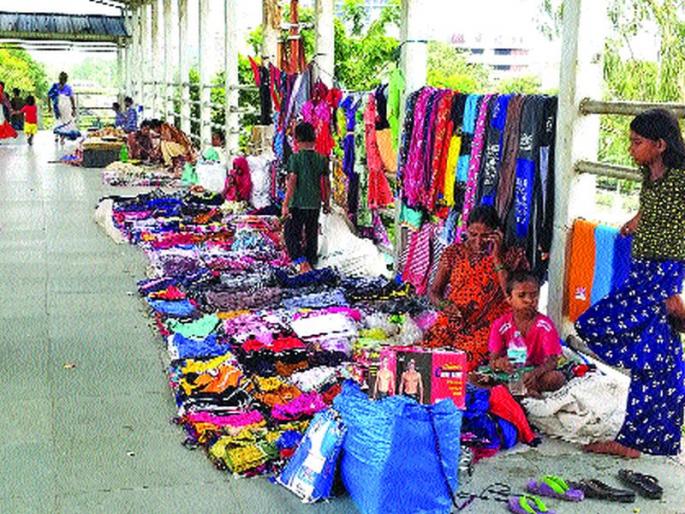 Encroachment of pedestrians at Turbhe Naka, Airoli Railway Station Skywalk and Ghansoli | तुर्भे नाका, ऐरोली रेल्वे स्टेशन स्कायवॉक आणि घणसोलीत फेरीवाल्यांचे अतिक्रमण Encroachment of pedestrians at Turbhe Naka, Airoli Railway Station Skywalk and Ghansoli | तुर्भे नाका, ऐरोली रेल्वे स्टेशन स्कायवॉक आणि घणसोलीत फेरीवाल्यांचे अतिक्रमण