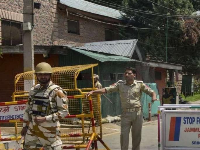 Jammu Kashmir: Police attempt to go into temple at midnight; accomplice fired, realizing the terrorist | Jammu Kashmir: मध्यरात्री जबरदस्तीने मंदिरात घुसत होता पोलीस; दहशतवादी समजून सहकाऱ्याने गोळ्या झाडल्या Jammu Kashmir: Police attempt to go into temple at midnight; accomplice fired, realizing the terrorist | Jammu Kashmir: मध्यरात्री जबरदस्तीने मंदिरात घुसत होता पोलीस; दहशतवादी समजून सहकाऱ्याने गोळ्या झाडल्या