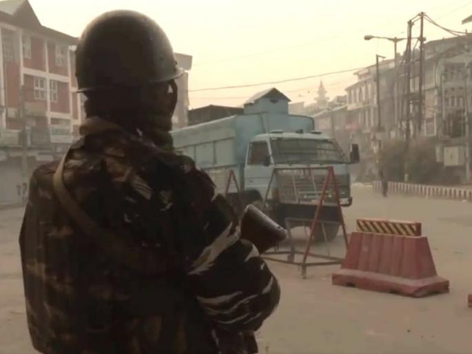Security heightened in Srinagar ahead of the Supreme Court's verdict on the batch of petitions challenging the abrogation of Article 370 in Jammu and Kashmir. | 'सर्वोच्च' निर्णयापूर्वी जम्मू-काश्मीरमध्ये कडक सुरक्षा व्यवस्था; सुरक्षा दलांच्या ताफ्यावर बंदी Security heightened in Srinagar ahead of the Supreme Court's verdict on the batch of petitions challenging the abrogation of Article 370 in Jammu and Kashmir. | 'सर्वोच्च' निर्णयापूर्वी जम्मू-काश्मीरमध्ये कडक सुरक्षा व्यवस्था; सुरक्षा दलांच्या ताफ्यावर बंदी
