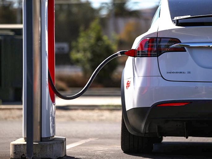 One million e-vehicles will be sold this year; There is a huge response to buying a bike | Electric Vehicle: यंदा तब्बल दहा लाख ई-वाहनांची विक्री होणार; दुचाकी खरेदीला मिळतोय मोठा प्रतिसाद One million e-vehicles will be sold this year; There is a huge response to buying a bike | Electric Vehicle: यंदा तब्बल दहा लाख ई-वाहनांची विक्री होणार; दुचाकी खरेदीला मिळतोय मोठा प्रतिसाद